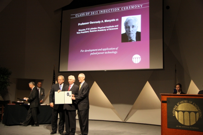 академик Г.А. Месяц избран членом Национальной инженерной академии США  (jpg, 247 Kб)