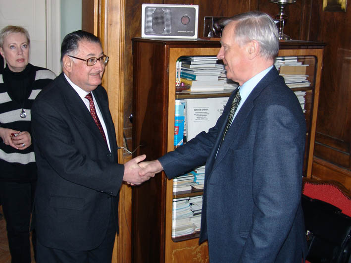 Академик А.Ф.Андреев встречает в своем рабочем кабинете господина Аугусто Парро Муньоса (jpg, 85 Kб)