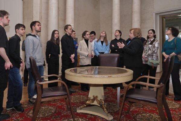 Школьники и студенты познакомились с Александринским дворцом в рамках проекта «Наука рядом» 2-3.jpg (jpg, 53 Kб)